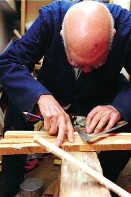 百岁巧手传温情，千把马扎赠邻里——老木匠的工匠精神与社区情谊